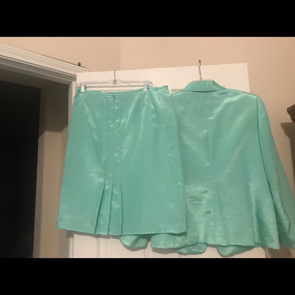 Skirt suit